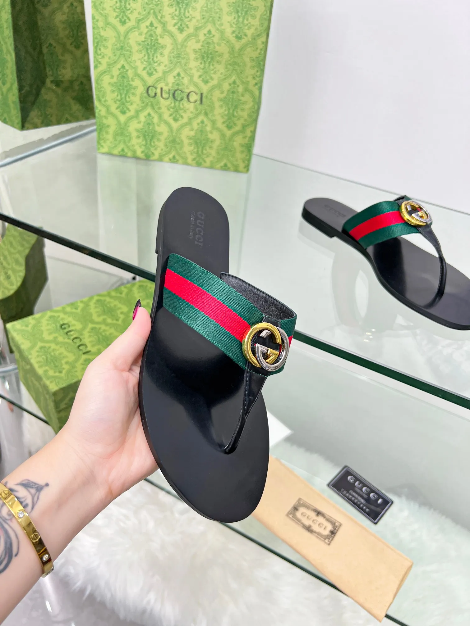👟👟Ex-factory price 280👟👟 Gucci·Gucci💗 Classic flip-flops.  This is an amazing shoe, a luxury brand loved by celebrities and Internet celebrities😼The original hardware of the counter is gold and silver with double G buckles. 1:1 reproduction purely handmade.  German technology 3D printing logo.  Number of yards 35-45